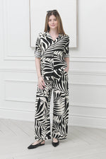 Load image into Gallery viewer, Women Two Pcs Pants Set in Black White Prints