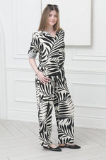 Load image into Gallery viewer, Women Two Pcs Pants Set in Black White Prints