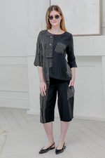 Load image into Gallery viewer, Women Cropped Pants in Black with White Prints