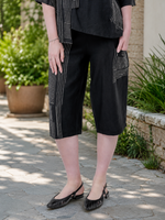 Load image into Gallery viewer, Women Cropped Pants  in Black with White  Prints