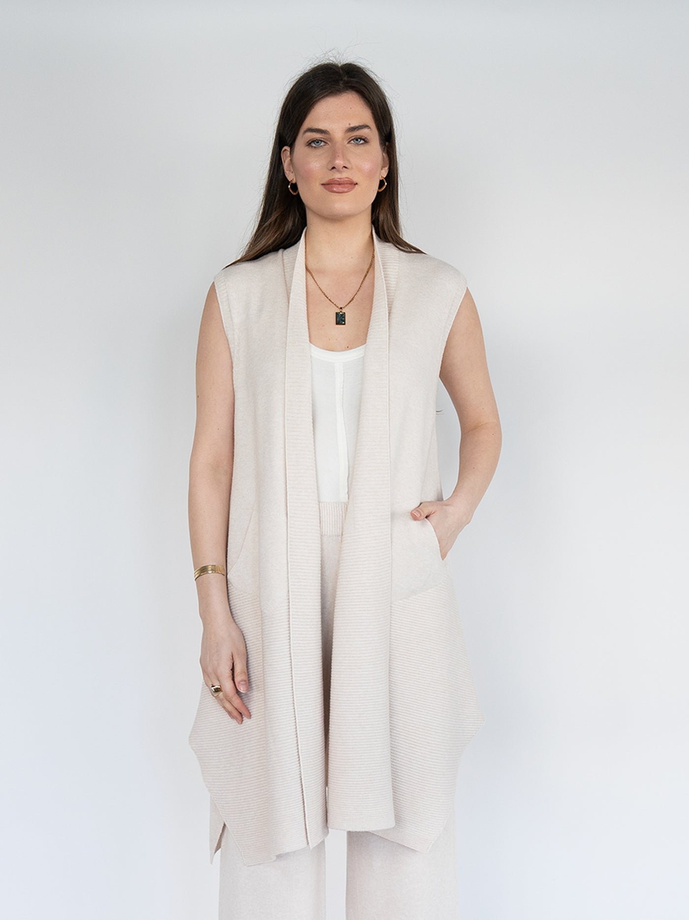 Women 's Sleeveless  Cardigan in Cream
