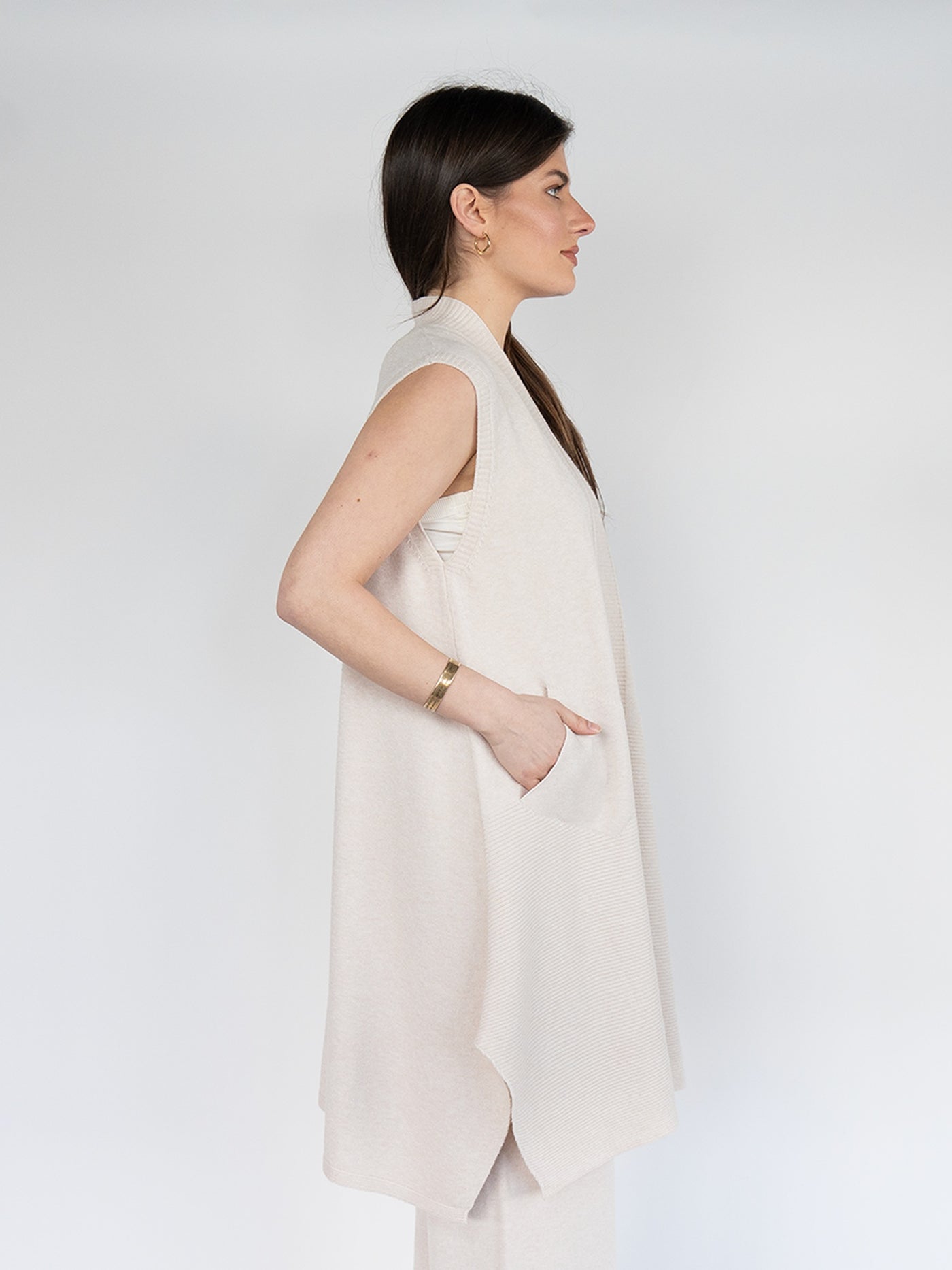 Women 's Sleeveless  Cardigan in Cream